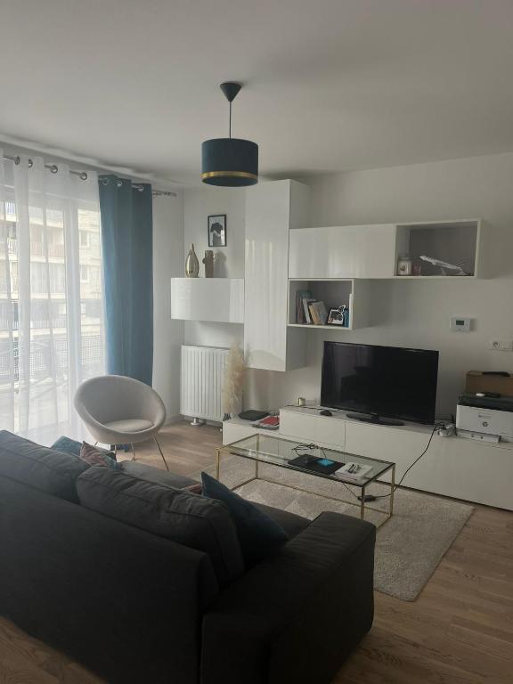 Photo de la galerie de l'établissement 5mn Paris Appartement 3 pièces 70 m2 Métro ligne 7 Station le Kremlin bicetre, au Kremlin-Bicêtre