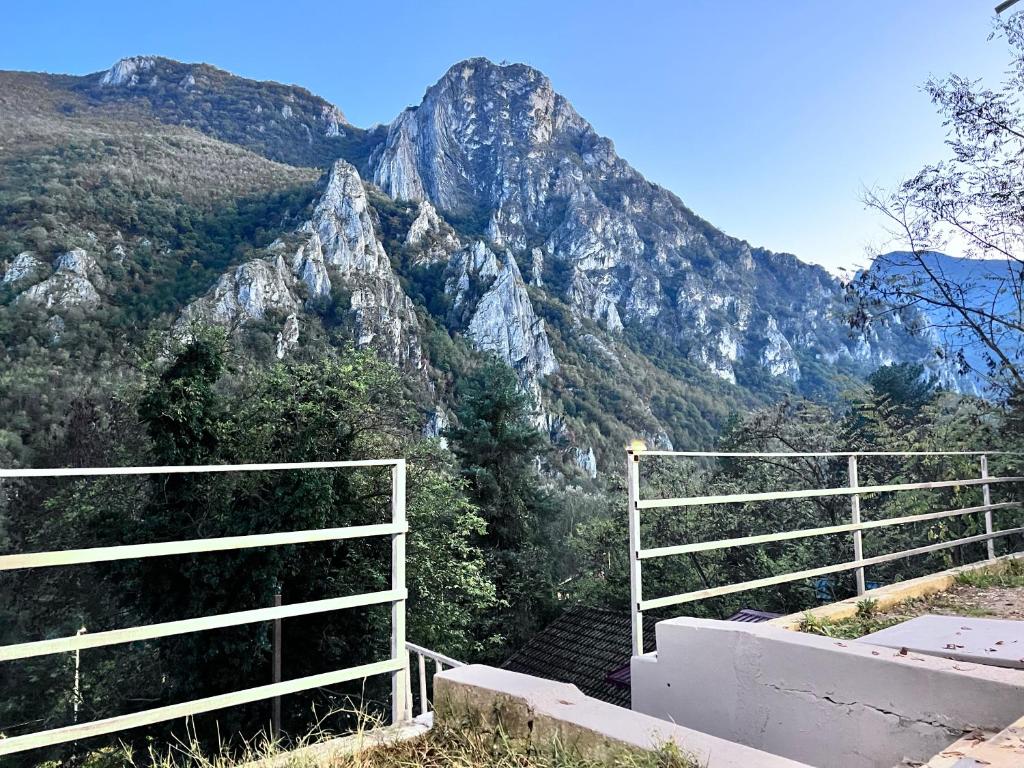 Cette chambre offre une vue sur une montagne dotée d'une clôture blanche. dans l'établissement Apartments / Studio Matka, à Matka