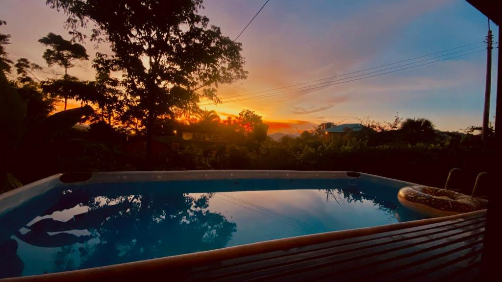 einen Pool mit Sonnenuntergang im Hintergrund in der Unterkunft La mesa cundinamarca in La Mesa