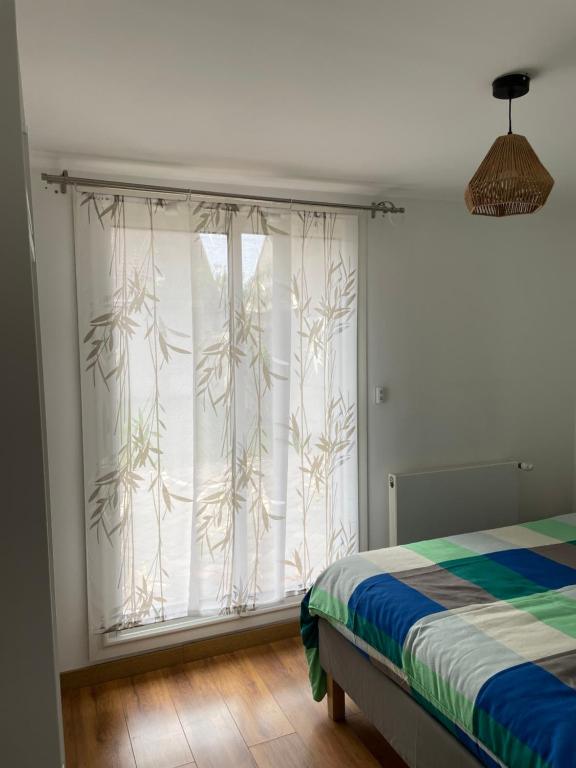 - une chambre avec une fenêtre et un rideau dans l'établissement Proximité de Douai, à Flers-en-Escrebieux