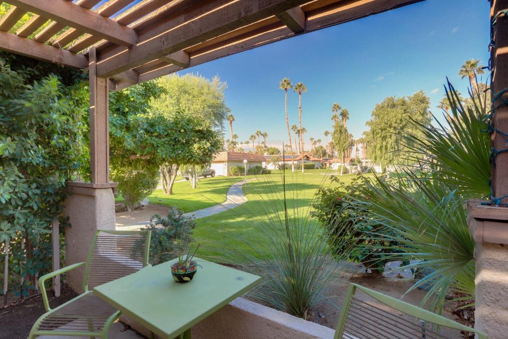 eine Terrasse mit einem Tisch und Stühlen sowie einem Hof in der Unterkunft Palm Desert Home with Patios and Mountain View! in Palm Desert