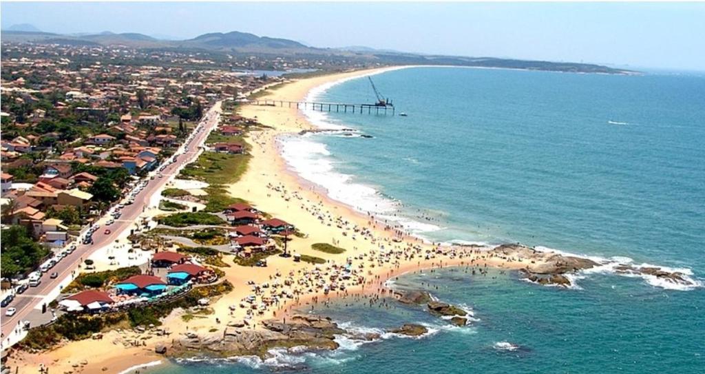 an aerial view of a beach with a crowd of people at Casa Via Sol, Rio das Ostras in Rio das Ostras