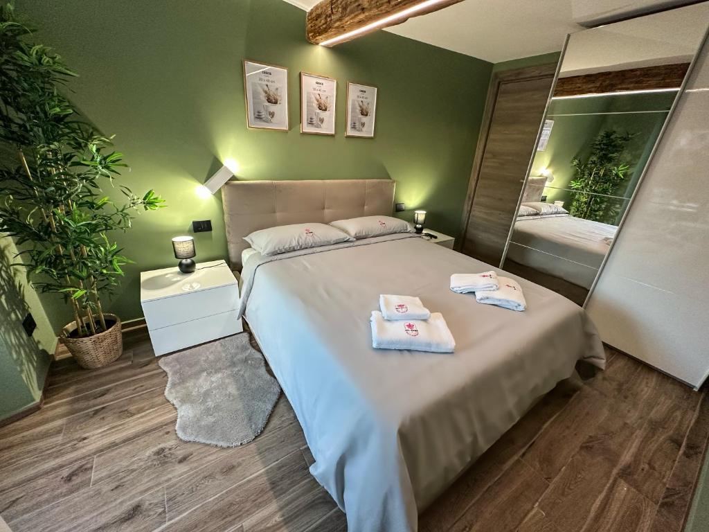 una camera da letto con un grande letto con asciugamani di Bel Fiore Deluxe Apartment a Genova