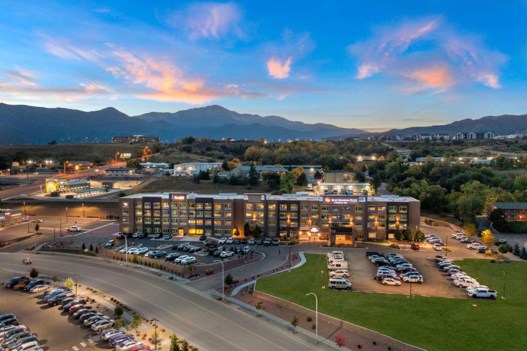 une vue aérienne d'un hôpital avec un parking dans l'établissement Best Western Plus Executive Residency Fillmore Inn, à Colorado Springs