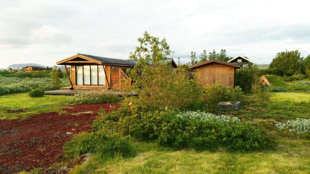 une maison au milieu d'un jardin dans l'établissement Thingvellir Lake Cottage, à Veiðilundur