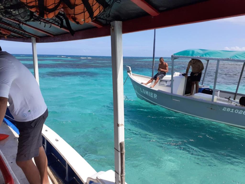 um grupo de pessoas em um barco na água em Céu azul em Vera Cruz de Itaparica