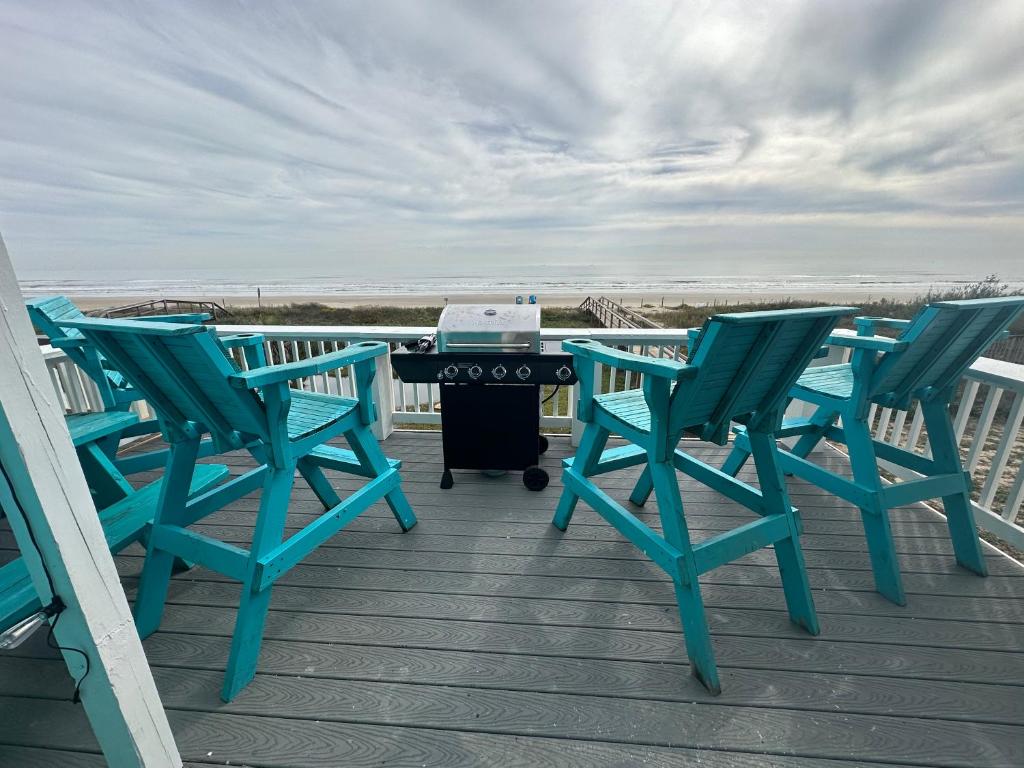 Beachfront Retreat FREE use of GOLF CART, Surfside Beach Updated 2024