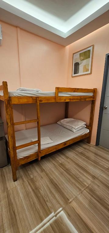 Cette chambre dispose de lits superposés. dans l'établissement MyMi Beach House, à Magamomo