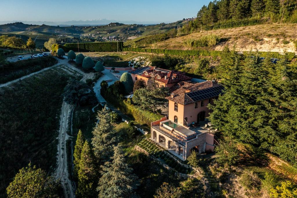 una vista aérea de una casa y un río en Giarvino Boutique Guest House, en Acqui Terme