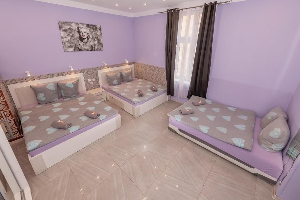 Posteľ alebo postele v izbe v ubytovaní Queen Apartments