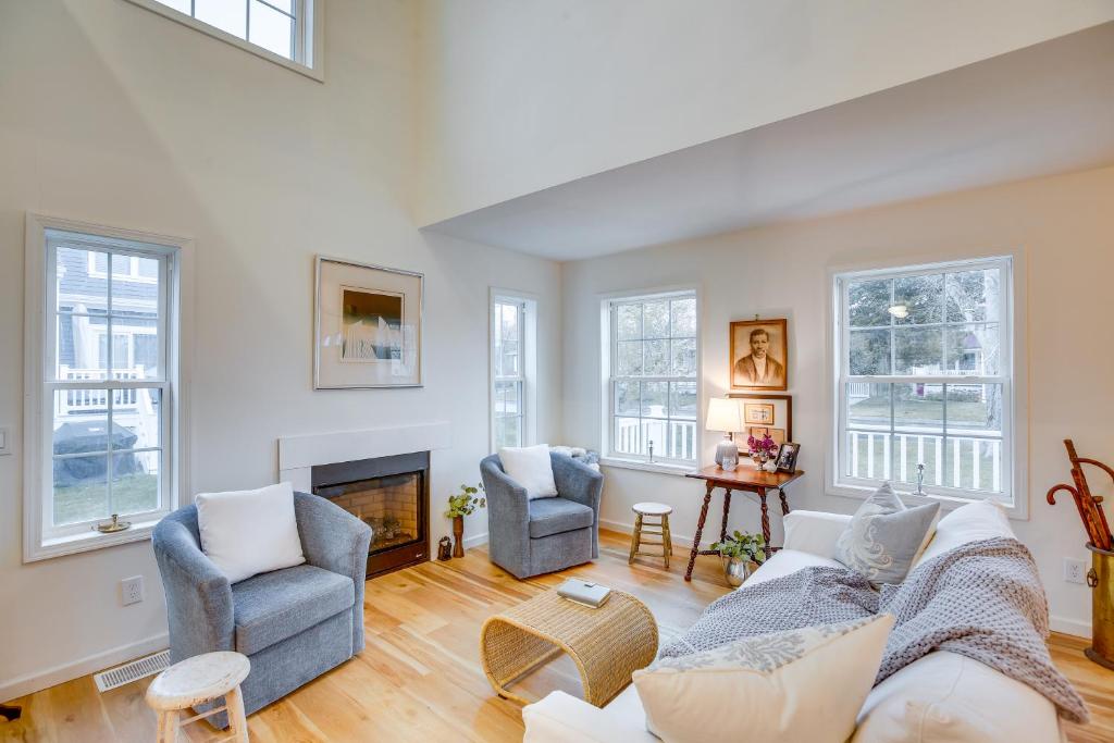 - un salon avec un canapé, deux chaises et une cheminée dans l'établissement Airy West Cape May Cottage Less Than 1 Mi to Beach!, à Cape May