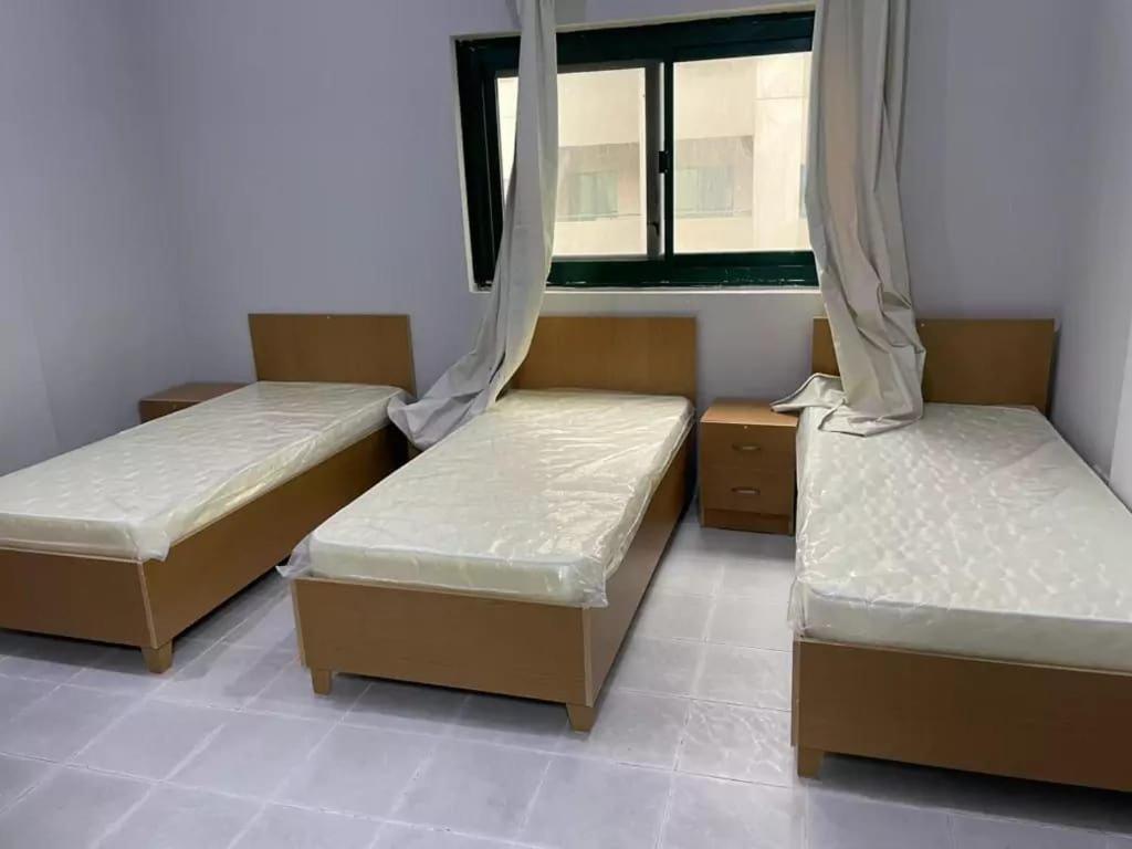 3 posti letto in una camera con finestra di Bedspce Available Sharjah a Sharjah