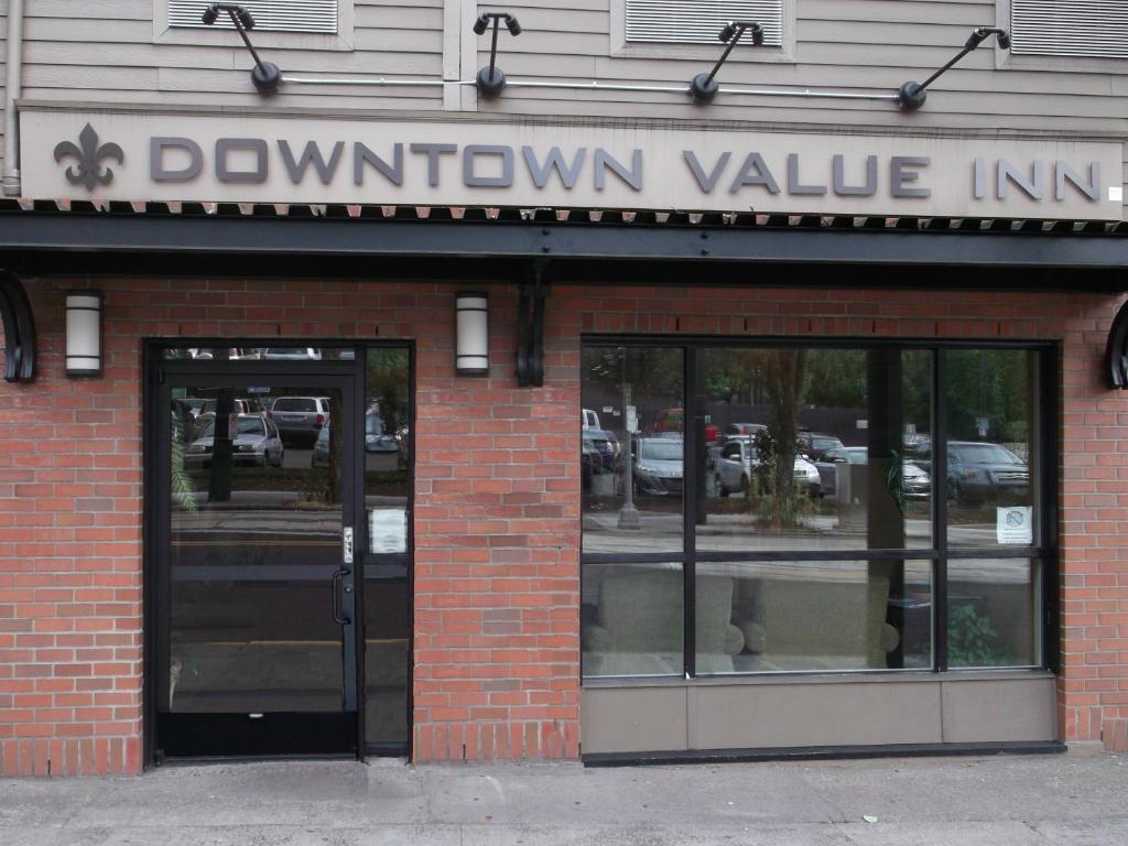 un edificio con un signo de iniciativa de valor de ventana en él en Downtown Value Inn, en Portland