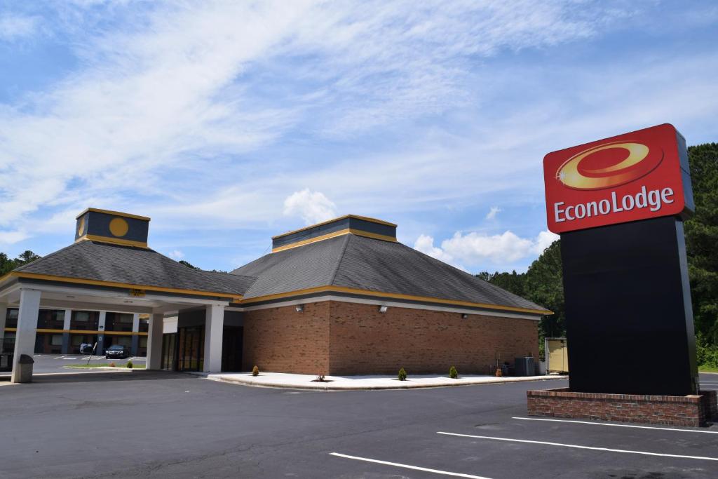 a front view of a food lodge building at Econo Lodge in Sanford