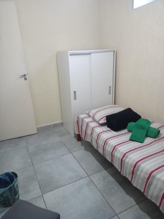 Habitación con 2 camas en una habitación en POUSADA CASA NOSTRA, en São Paulo