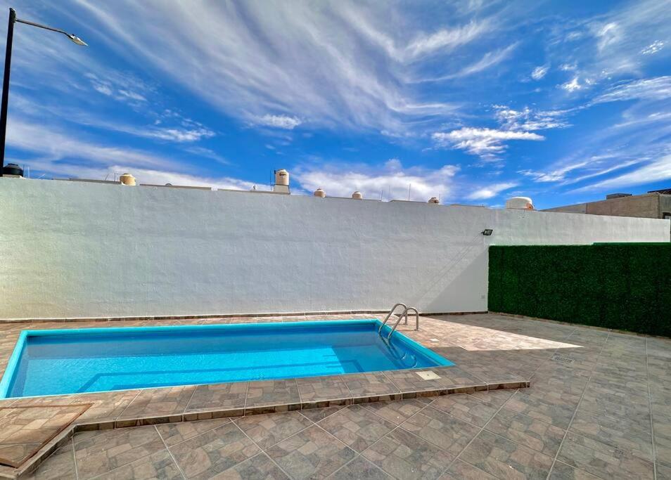 - une piscine sur le côté d'un bâtiment dans l'établissement Casa con Alberca Privada, à Aguascalientes