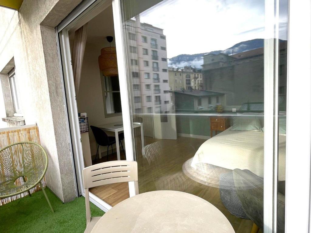 Balkón alebo terasa v ubytovaní Studio lumineux avec balcon et ascenseur au cœur d'Aix-les-Bains - Idéal 1-2 personnes - FR-1-555-84