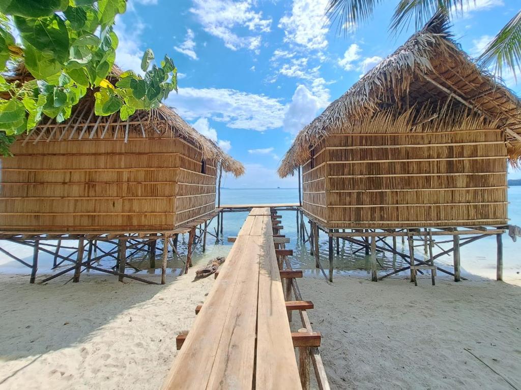 Coco Huts Guest House, Waisai (updated prices 2024)