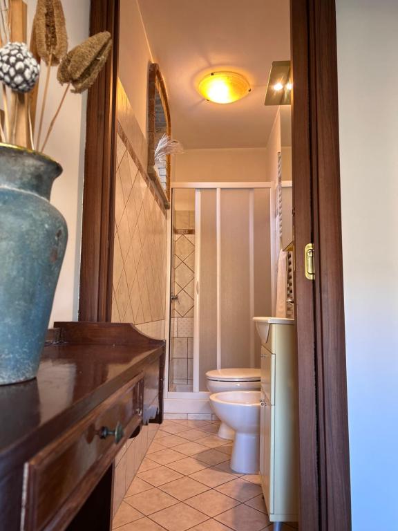サンターガタ・デ・ゴーティにあるBELLEVUE APARTMENTSのバスルーム(トイレ付)、カウンターの花瓶