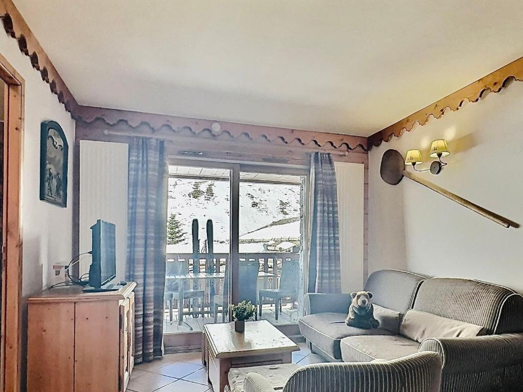 un salon avec un canapé et une télévision dans l'établissement Beau 4 pièces esprit montagne à Tignes avec balcon, WiFi et casier à ski - FR-1-411-884, à Tignes