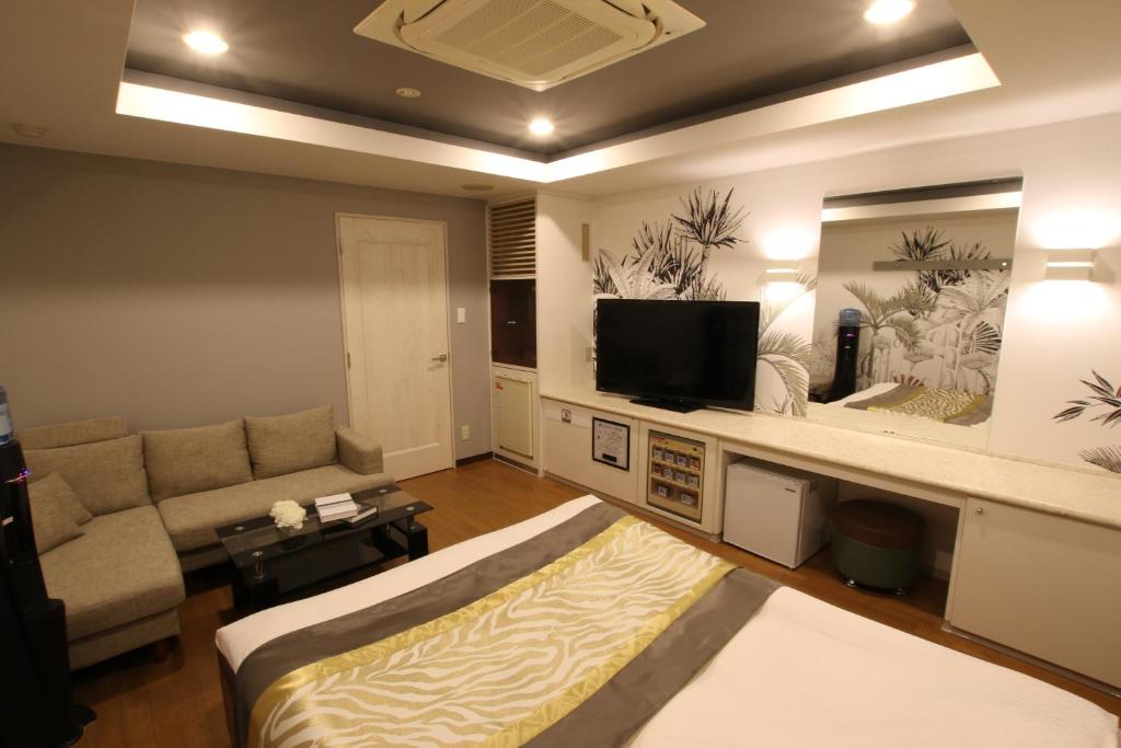 K-WAVE في Kasukabe: غرفة معيشة مع أريكة وتلفزيون بشاشة مسطحة