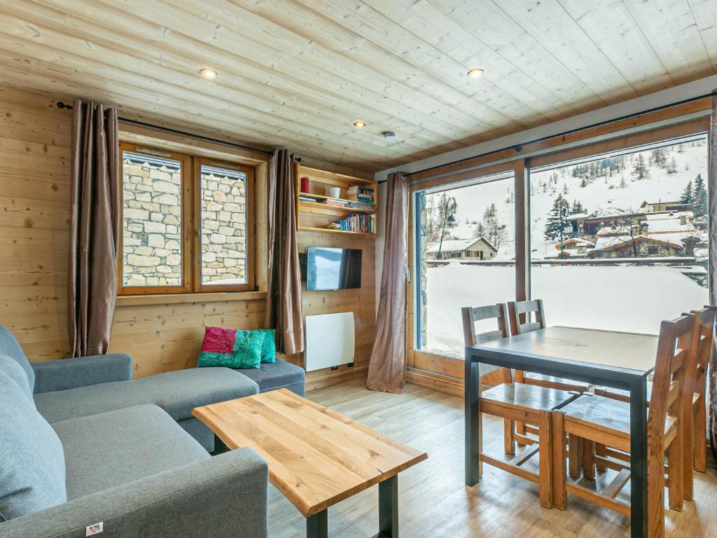 a living room with a couch and a table at Appartement Val-d'Isère, 3 pièces, 4 personnes - FR-1-694-327 in Val-d'Isère