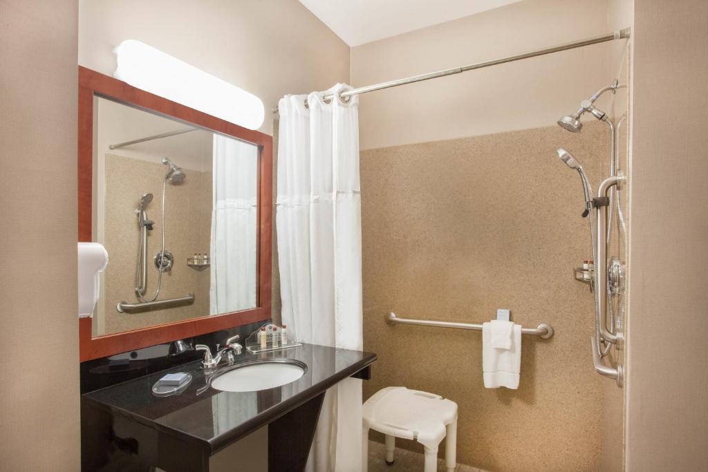 Wingate by Wyndham Columbia photo