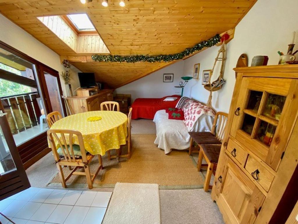 ラ・クリュサにあるAppartement La Clusaz, 3 pièces, 6 personnes - FR-1-459-33のテーブルとベッドルームが備わる小さな客室です。