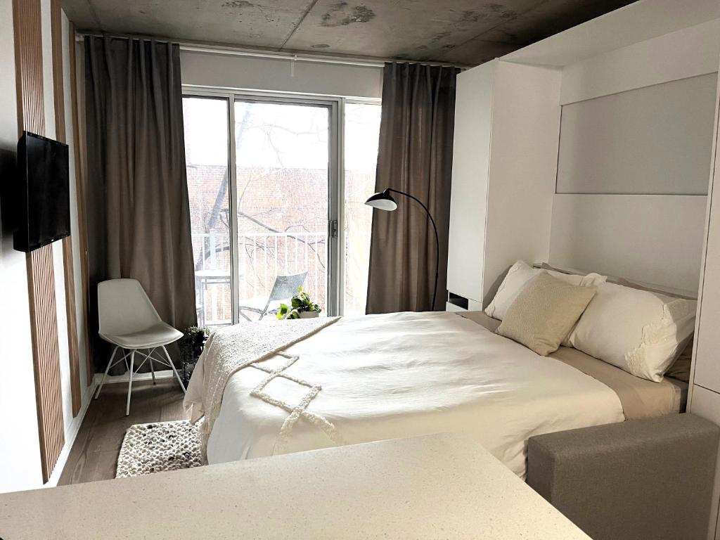 ein Hotelzimmer mit 2 Betten und einem Fenster in der Unterkunft App en Plein Centre de Montréal - Quartier des Spectacles in Montreal