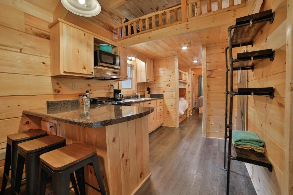 uma cozinha com uma ilha num chalé de madeira em Ani Cabin Tiny Home Bordered By National Forest em Chattanooga