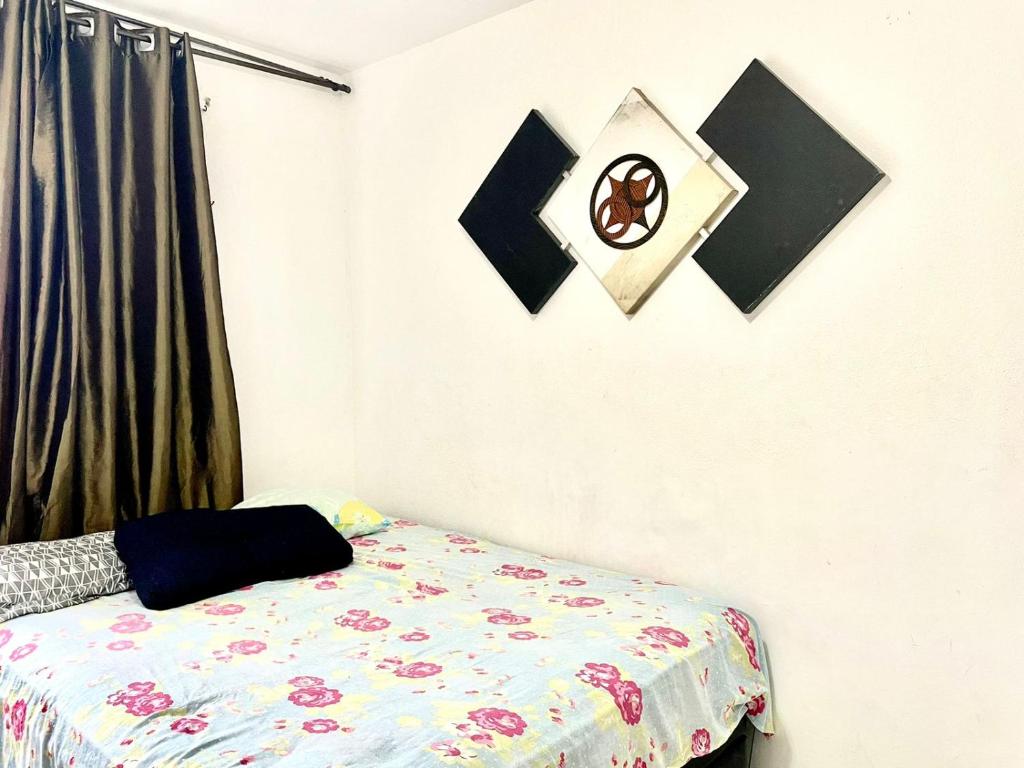 een slaapkamer met een bed met een nummer één aan de muur bij Apartamento pra galera ou família in São Vicente