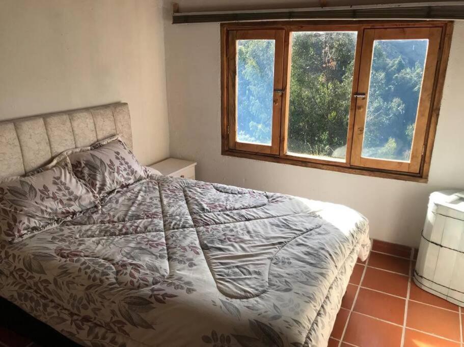 מיטה או מיטות בחדר ב-Cabaña de descanso en la montaña