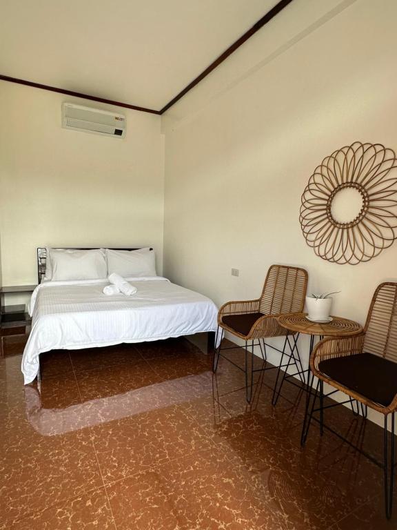 Postel nebo postele na pokoji v ubytování Haven Suites Siargao