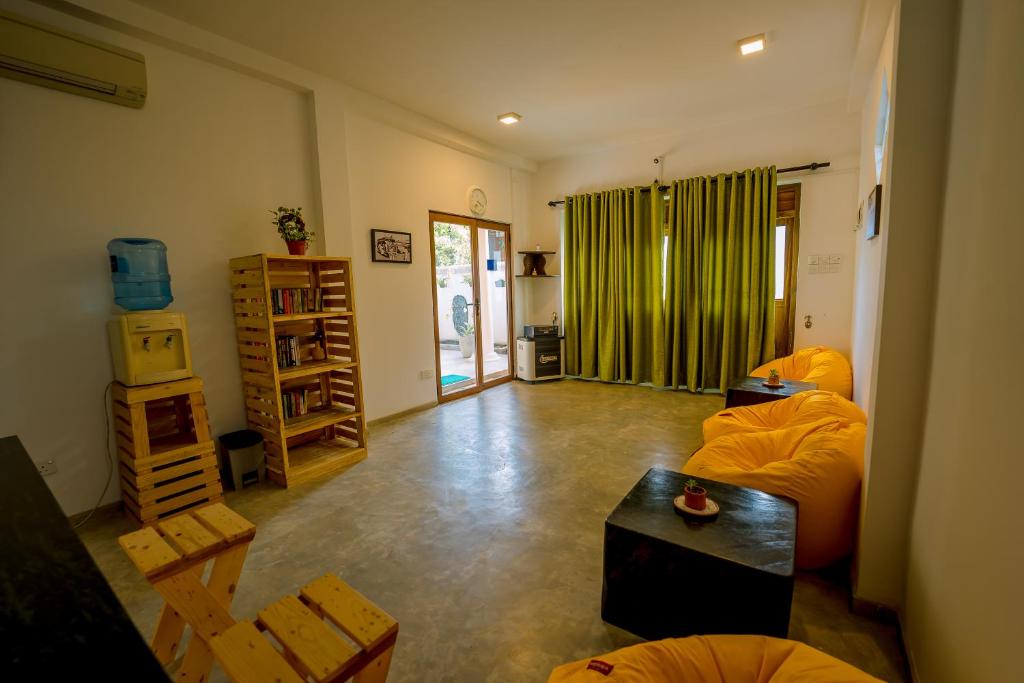 Posezení v ubytování Sixth Sense Hostel