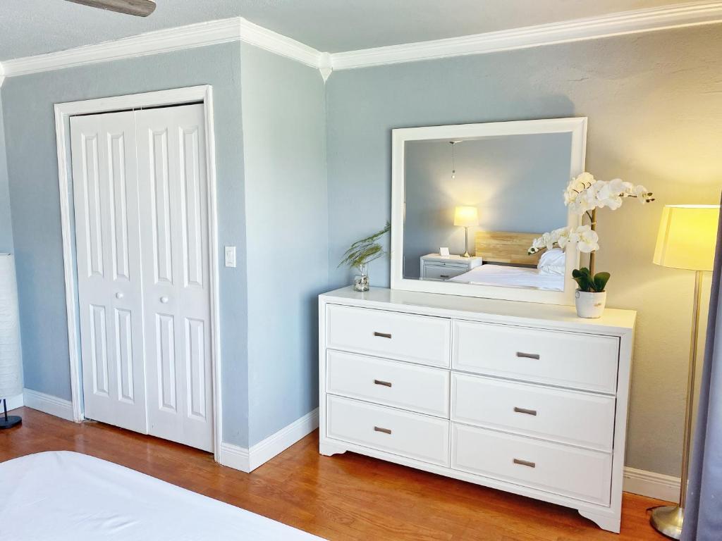 a bedroom with a white dresser and a mirror at Casa Agora in St Petersburg