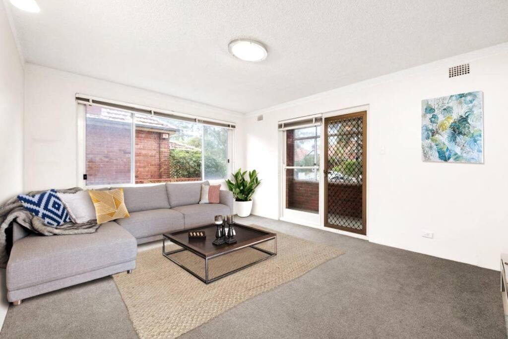 un soggiorno con divano e tavolo di Entry-level, Spacious Oasis a Sydney