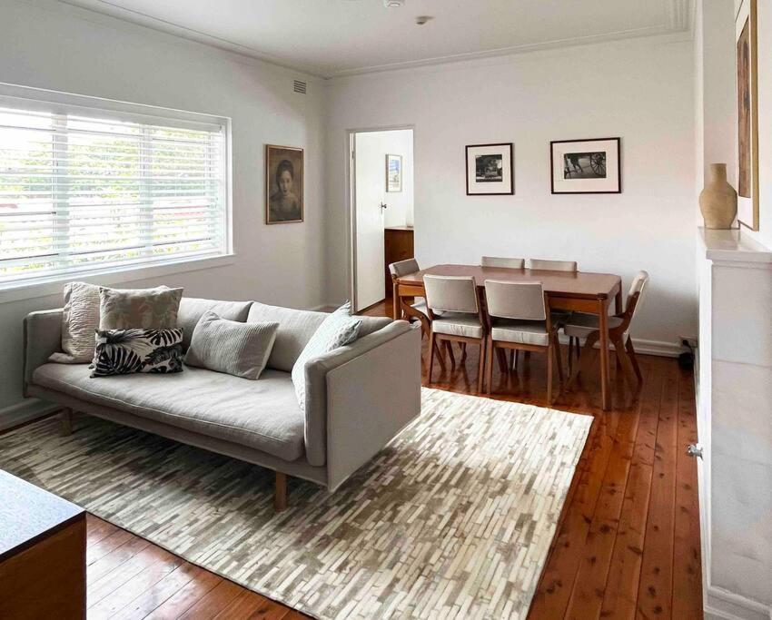 sala de estar con sofá y mesa en Stylish & Sunlit Bellevue Hill, en Sídney