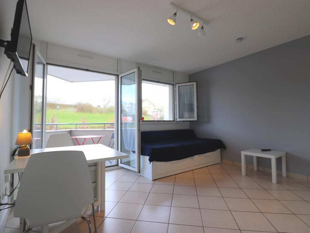 Habitación con cama, mesa y ventana en Studio Annecy, 1 pièce, 2 personnes - FR-1-432-42, en Annecy