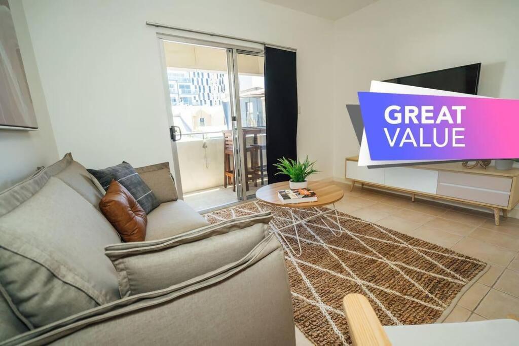 Телевизия и/или развлекателен център в Nirvana on Gray - 2BR Staycation Wifi