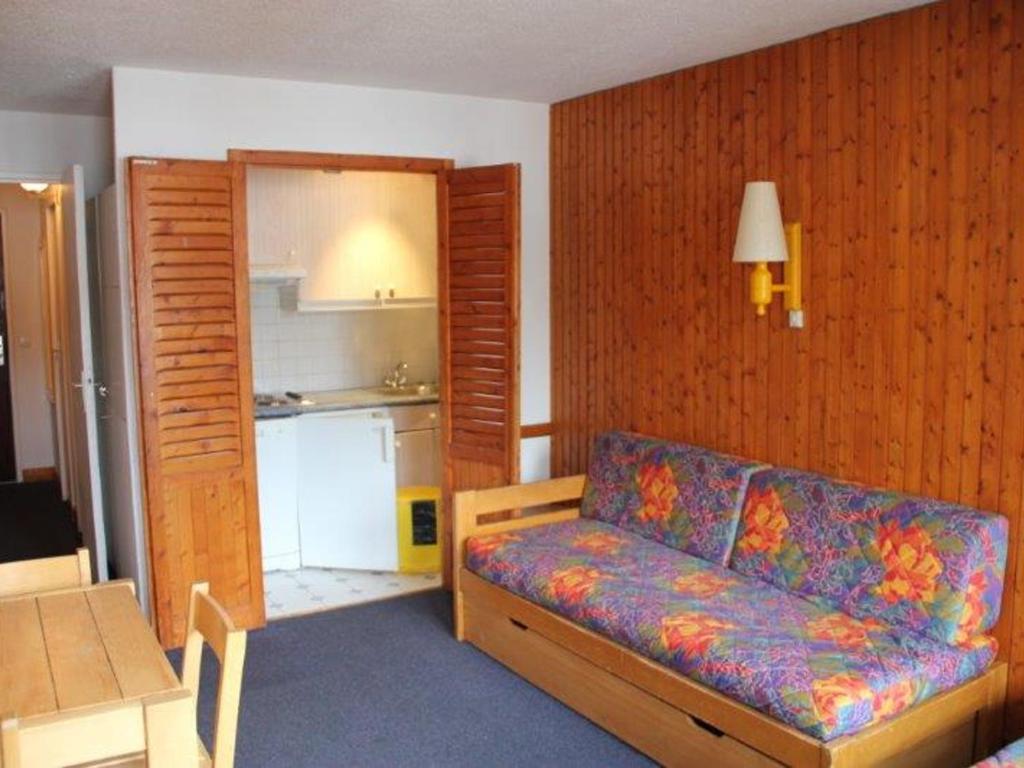 sala de estar con sofá y mesa en Appartement Tignes, 2 pièces, 4 personnes - FR-1-449-88, en Tignes