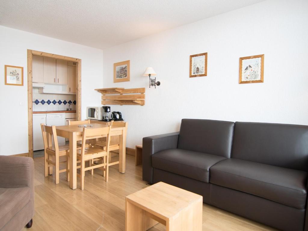 un salon avec un canapé et une table dans l'établissement Studio Sud/Ouest à Tignes - Proche pistes, balcon, Wifi - FR-1-449-134, à Tignes