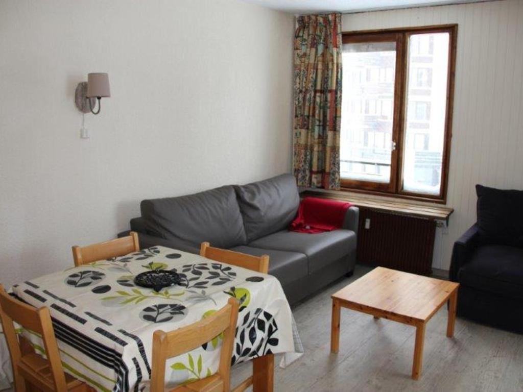 Appartement Tignes, 2 pièces, 4 personnes - FR-1-449-164にあるシーティングエリア