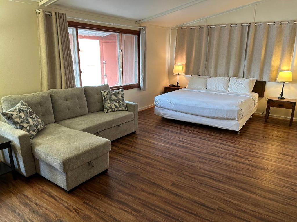 uma sala de estar com uma cama e um sofá em Valley Inn and Suites em French Lick