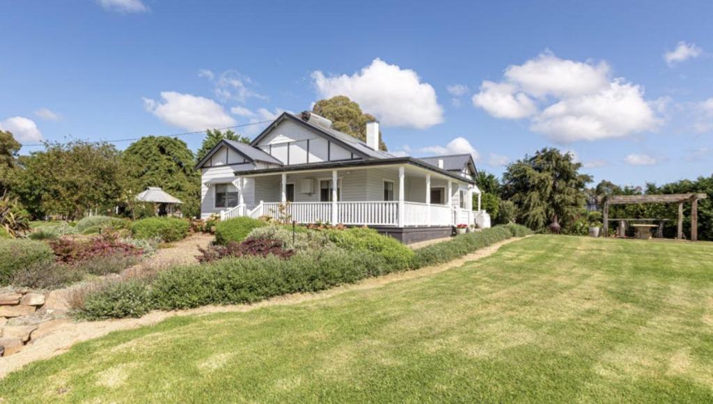 Willow Creek Farm Cottage, Verona (updated prices 2024)