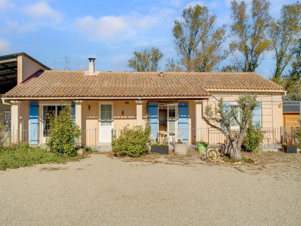 ein Haus mit blauen Türen und einem Zaun in der Unterkunft Villa with swimming pool in Sorgues in Sorgues