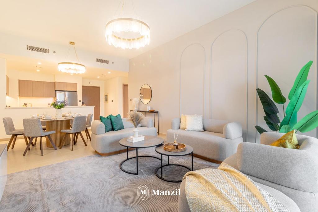 Posezení v ubytování Manzil - 2BR Apartment with Maid's Room and Burj View in Downtown, Dubai