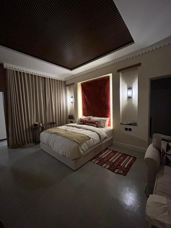 um quarto com uma cama e uma grande janela em استوديو بطراز نجدي مودرن em Riyadh