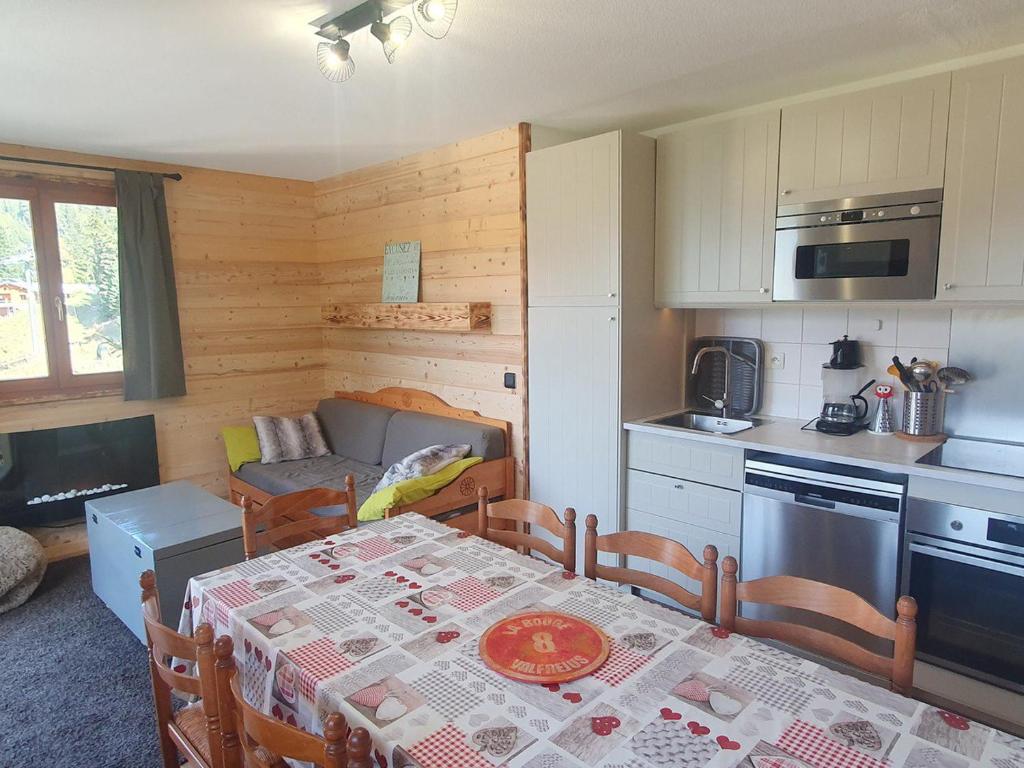 ヴァルフレジュスにあるAppartement Valfréjus, 4 pièces, 8 personnes - FR-1-265-170のキッチン(テーブル付)、ダイニングルーム