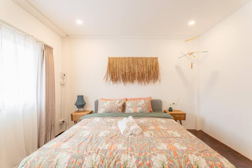 ein Schlafzimmer mit einem Bett mit zwei Stofftieren darauf in der Unterkunft Jane house in old city & market in Chiang Mai