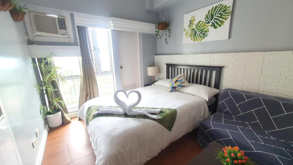 大雅台的住宿－大雅台居家旅遊公寓，一间卧室配有一张带天鹅的床